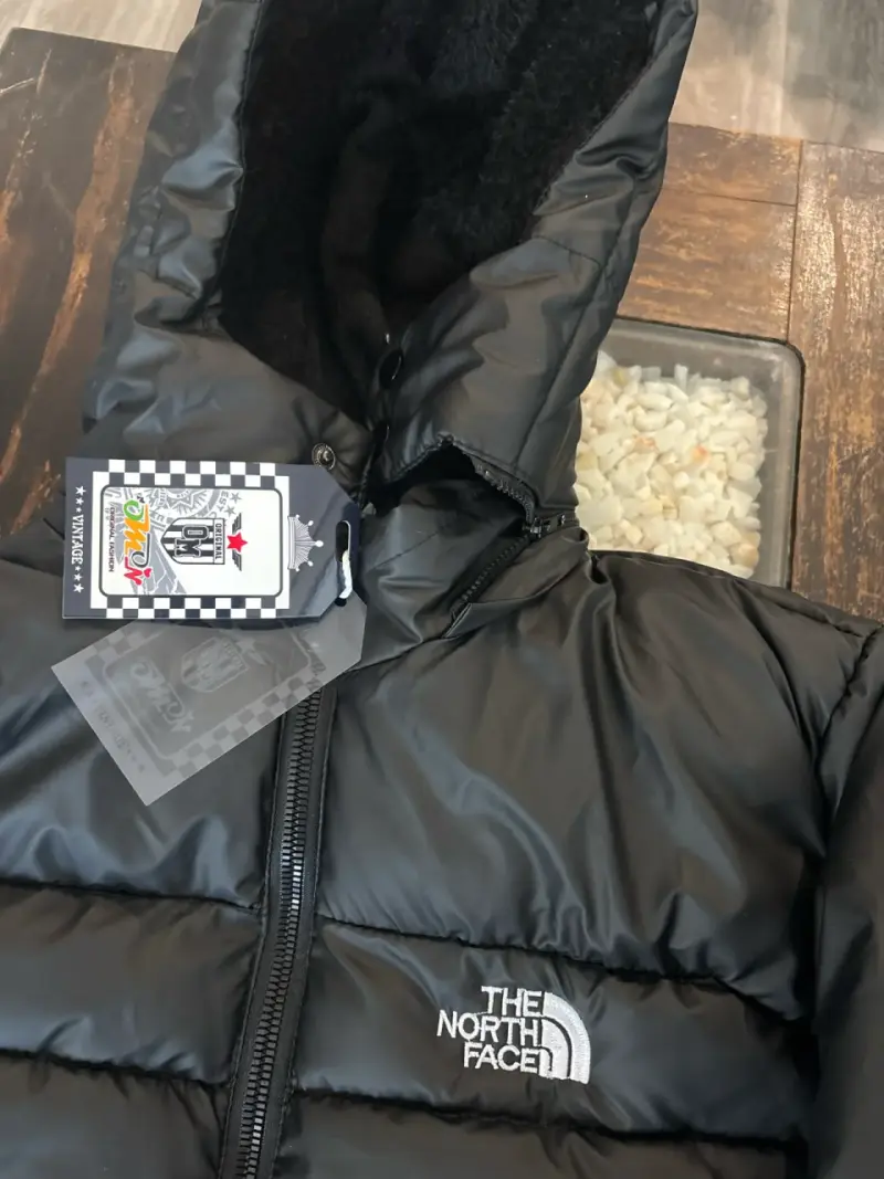 Chaqueta negra acolchada con capucha - 2