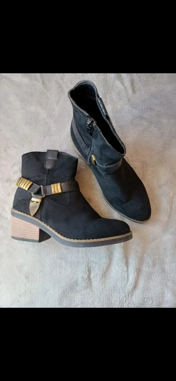 Botines negros con detalles dorados