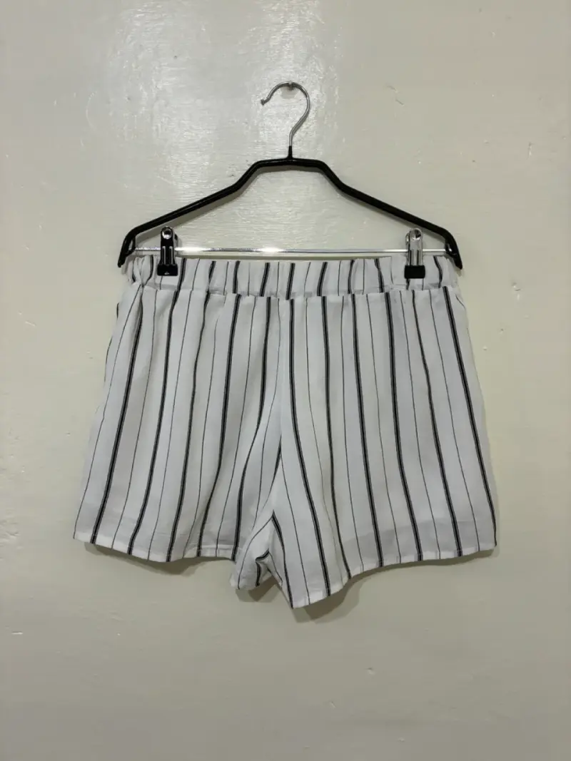 Shorts blancos a rayas