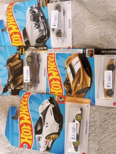 Autos Hot Wheels variados - miniatura 3