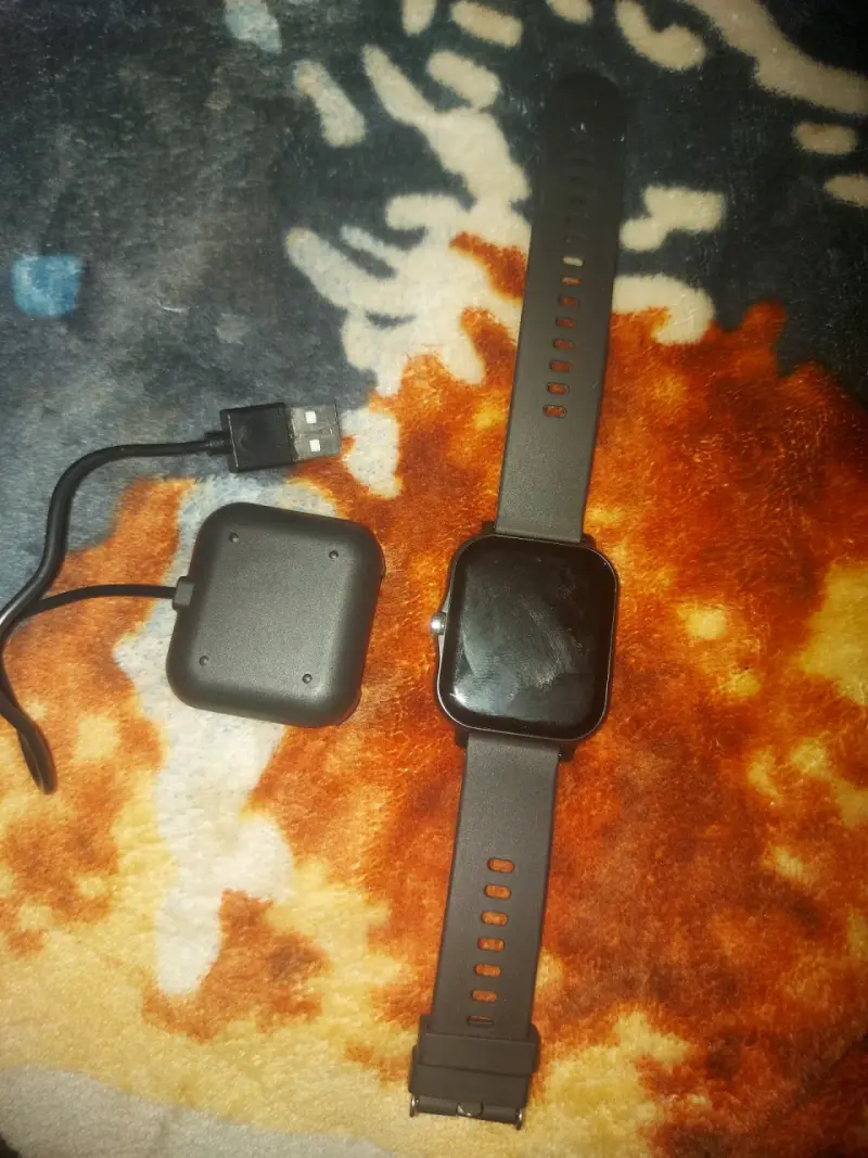 Smartwatch con cargador negro