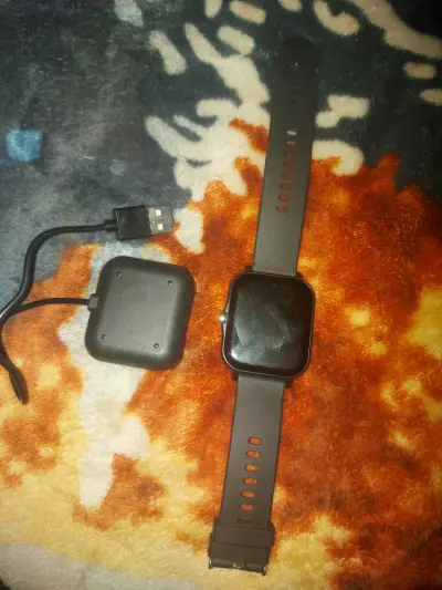 Smartwatch con cargador negro - miniatura 1