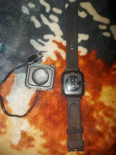 Smartwatch con cargador negro - miniatura 3
