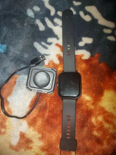 Smartwatch con cargador negro - miniatura 6