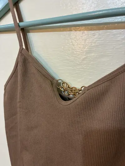 Crop top marrón con tirantes - miniatura 2