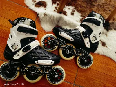 Patines en línea blancos y negros - miniatura 1