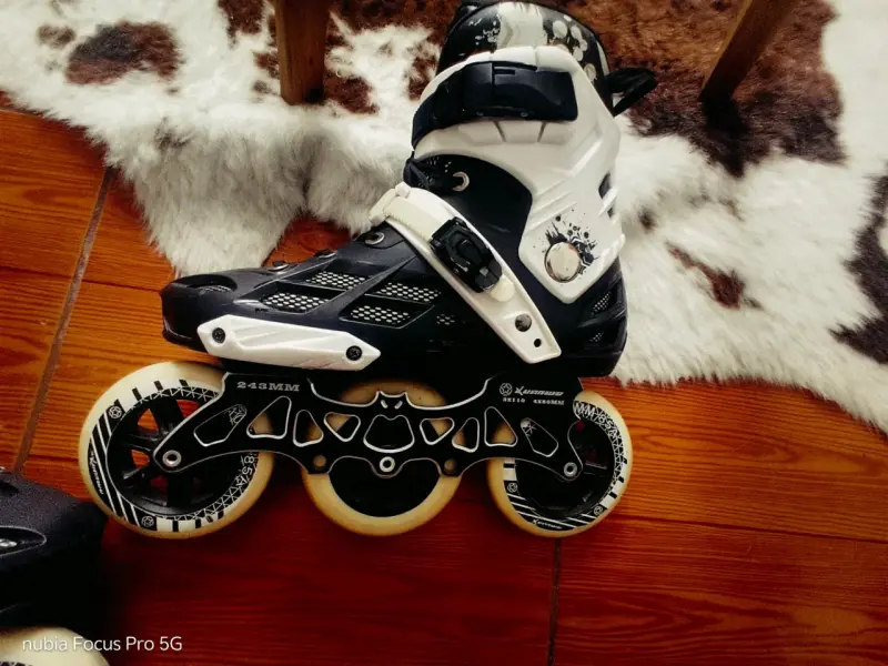 Patines en línea blancos y negros - 2