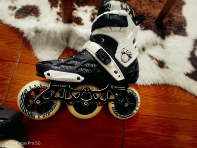 Patines en línea blancos y negros - miniatura 2
