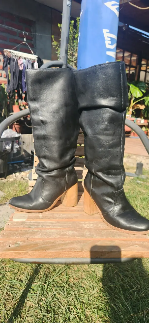 Botas negras de cuero con taco - 1