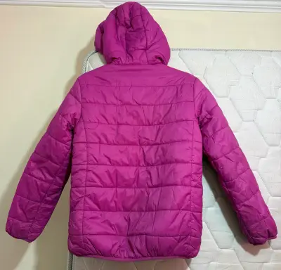 Chaqueta acolchada fucsia con capucha - miniatura 1