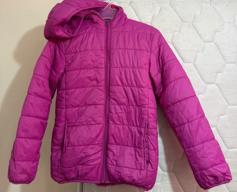 Chaqueta acolchada fucsia con capucha - 2
