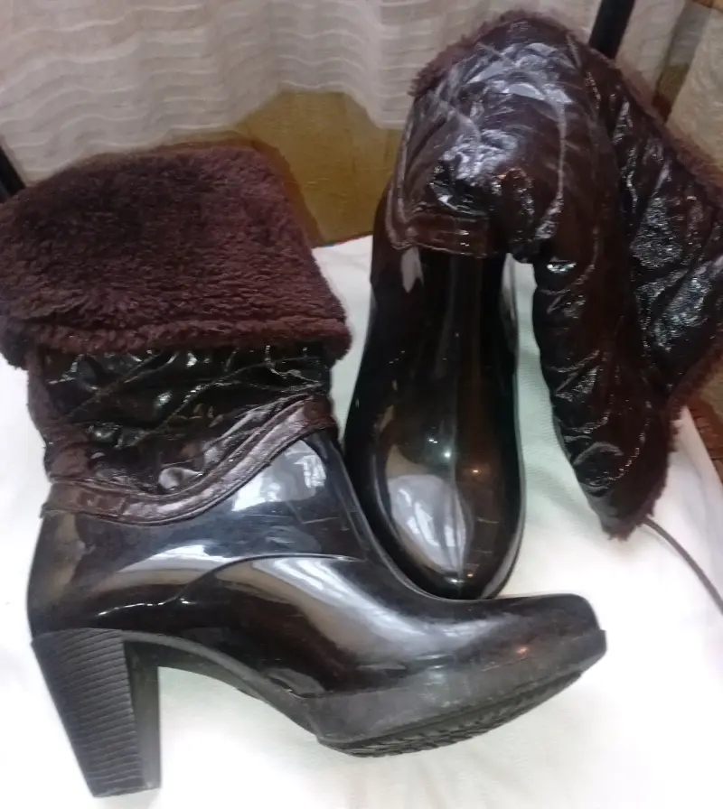 Botas negras de charol con forro