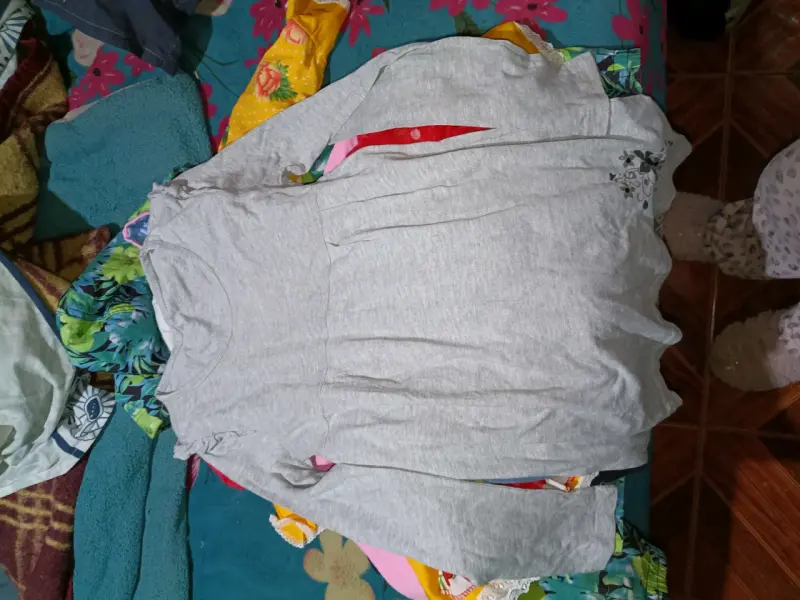 Polera larga gris de niña