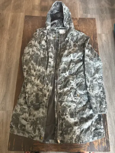Chaqueta delgada camuflada con capucha - miniatura 1