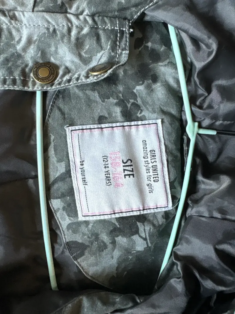 Chaqueta delgada camuflada con capucha - 2