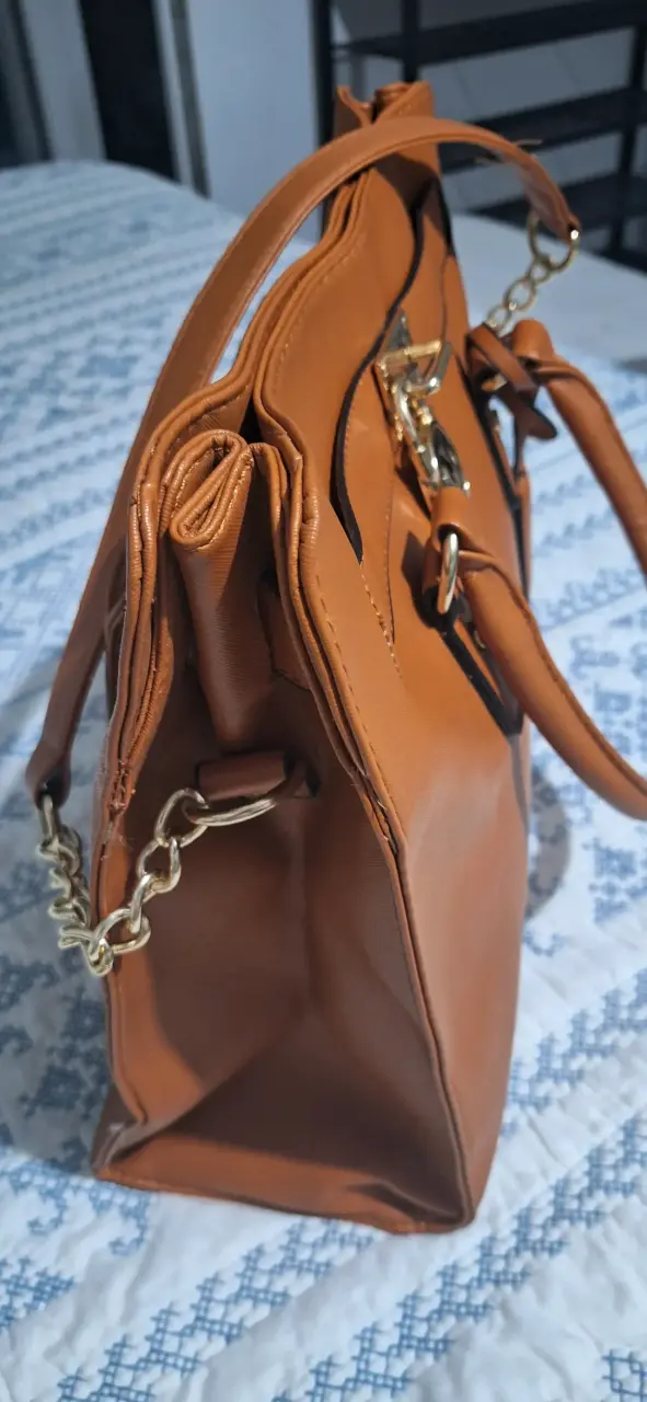 Cartera café con cadena dorada - 1