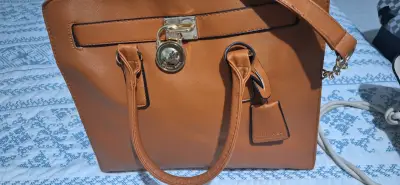 Cartera café con cadena dorada - miniatura 2