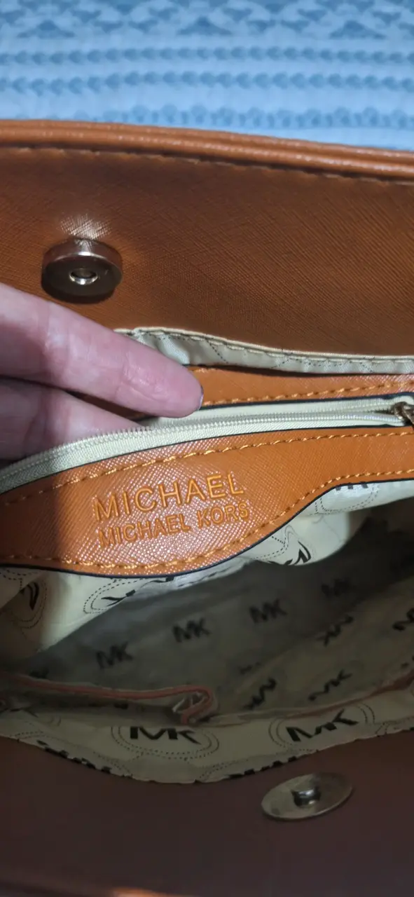 Cartera café con cadena dorada - 3