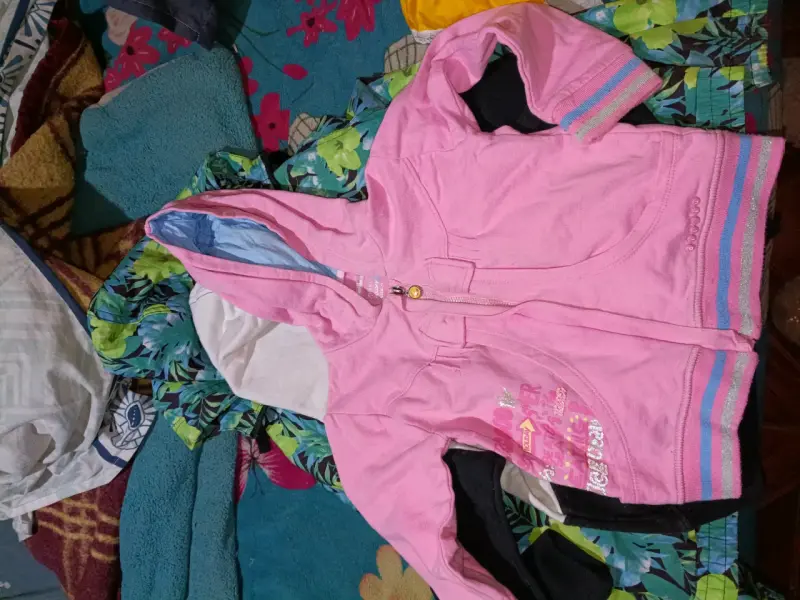 Polerón infantil rosado con capucha