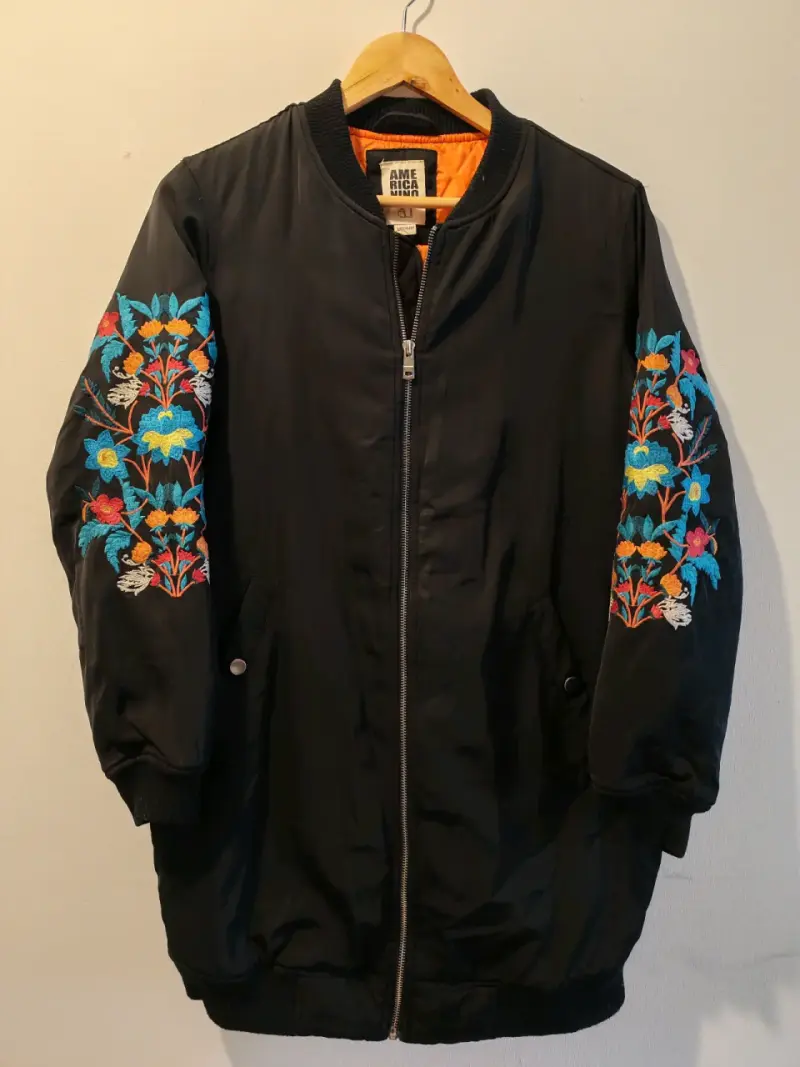 Chaqueta bomber negra bordada