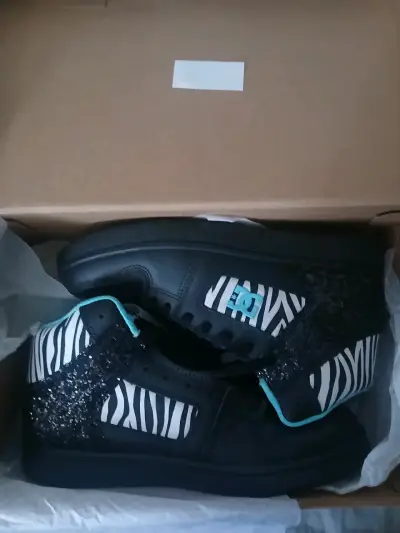 Zapatillas negras estilo cebra - miniatura 1