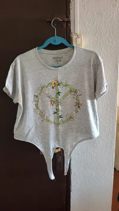 Polera gris con diseño floral - miniatura 1