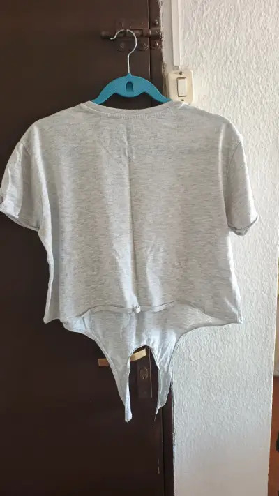 Polera gris con diseño floral - miniatura 2