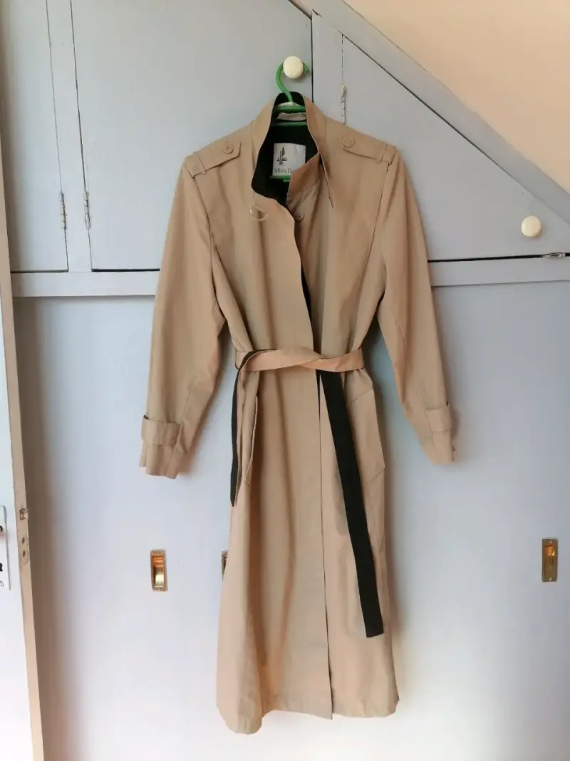 Trench coat beige con cinturón - 1