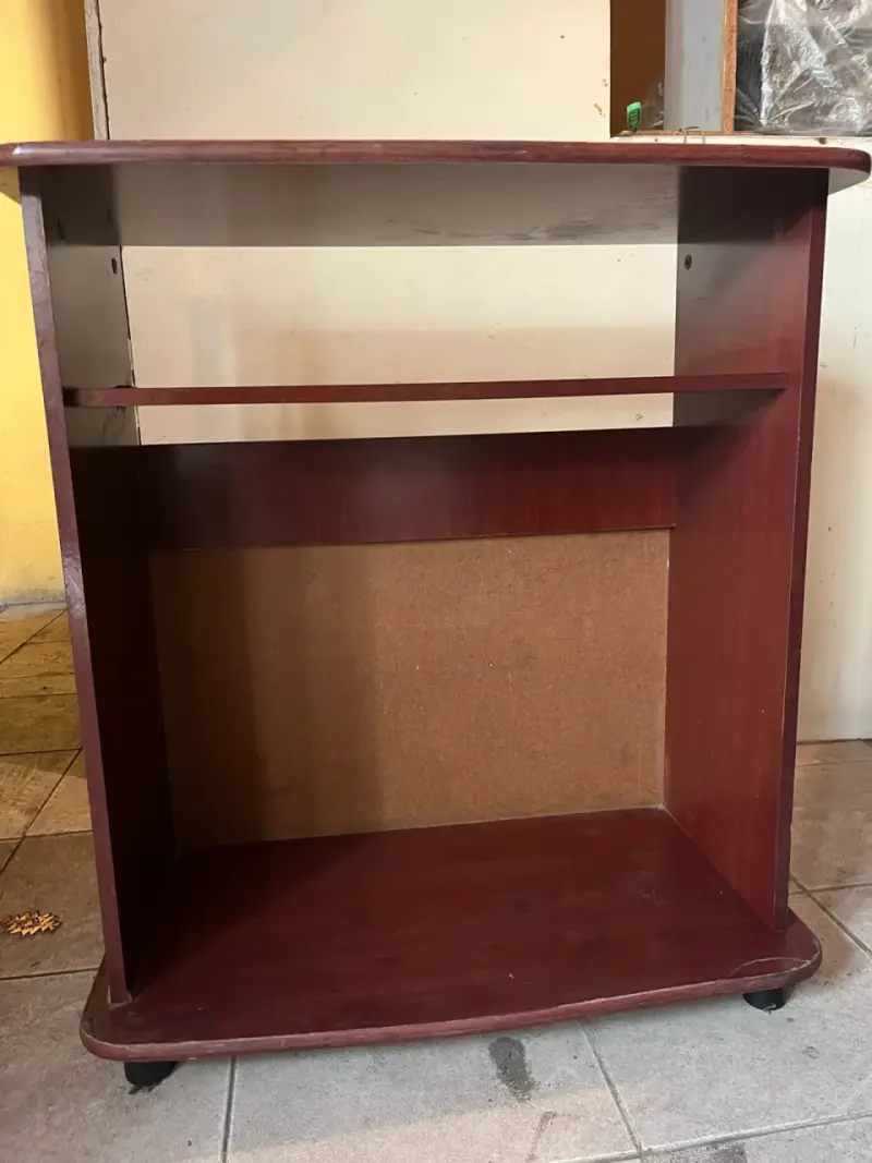 Mesa de TV de madera con ruedas y dos veladores