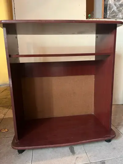 Mesa de TV de madera con ruedas y dos veladores - miniatura 1
