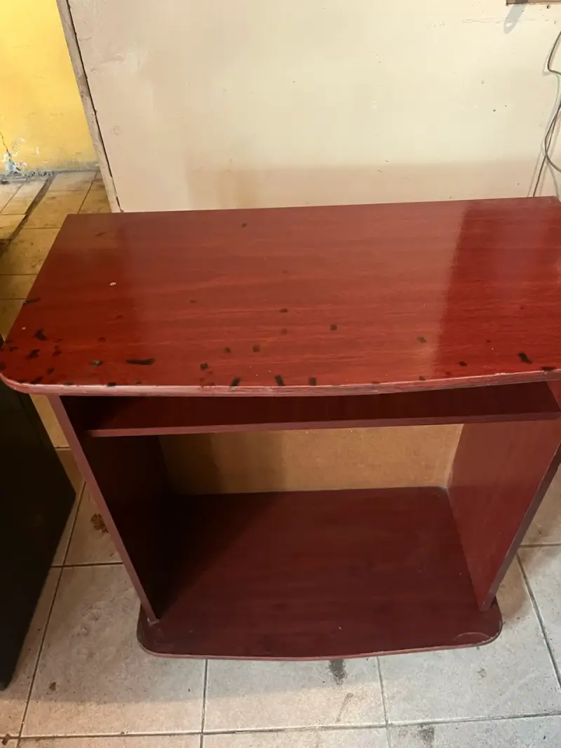 Mesa de TV de madera con ruedas y dos veladores - 2