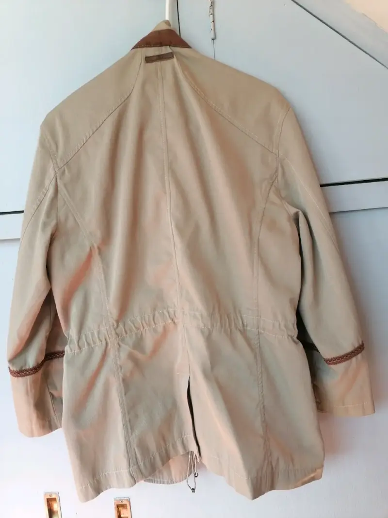 Chaqueta beige con detalles marrones - 3