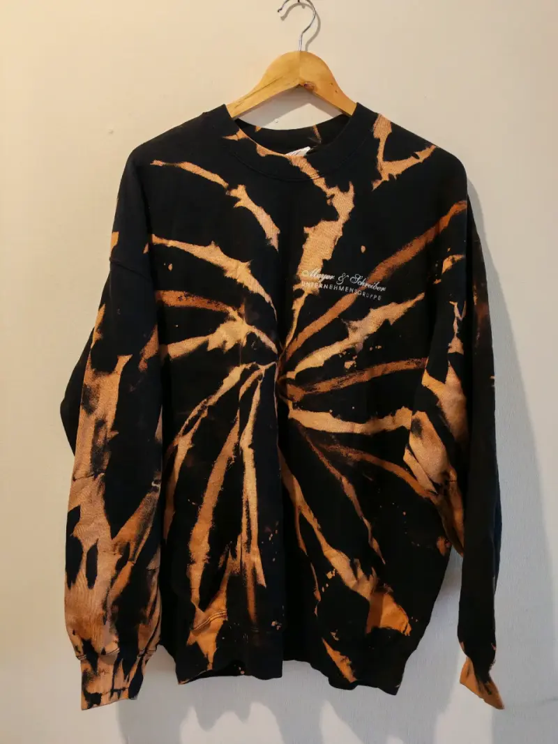 Polerón tie-dye negro y naranja