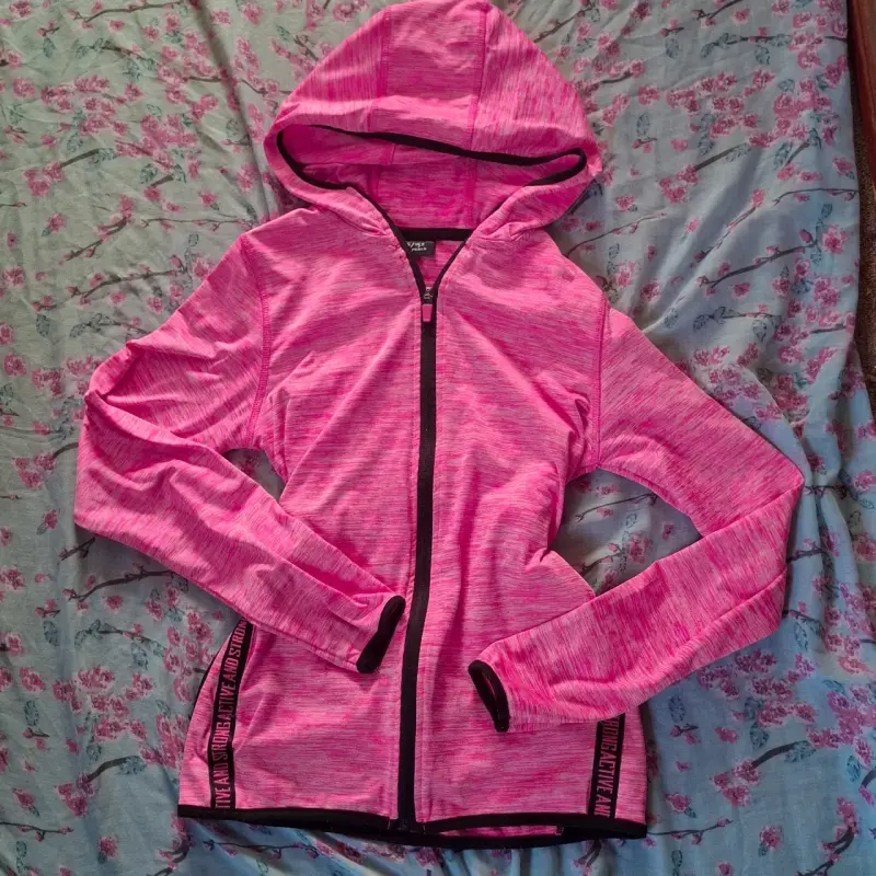 Polerón deportivo rosa con capucha