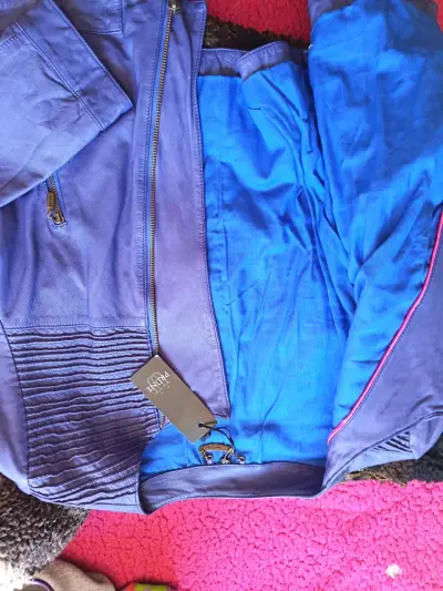 Chaqueta azul de cuero - miniatura 2