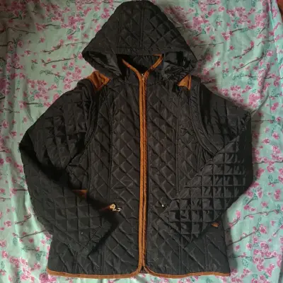Chaqueta acolchada negra con capucha - miniatura 1