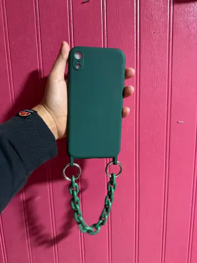 Funda verde con cadena para iPhone XR - miniatura 1