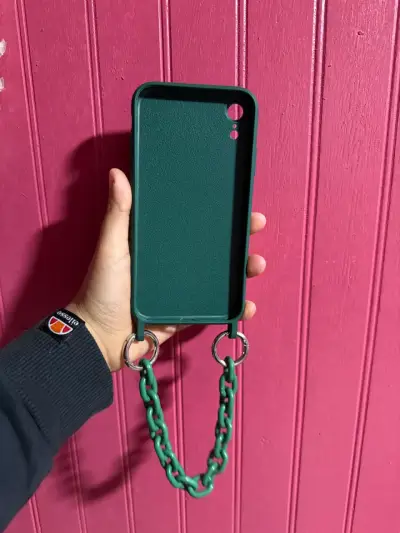 Funda verde con cadena para iPhone XR - miniatura 2