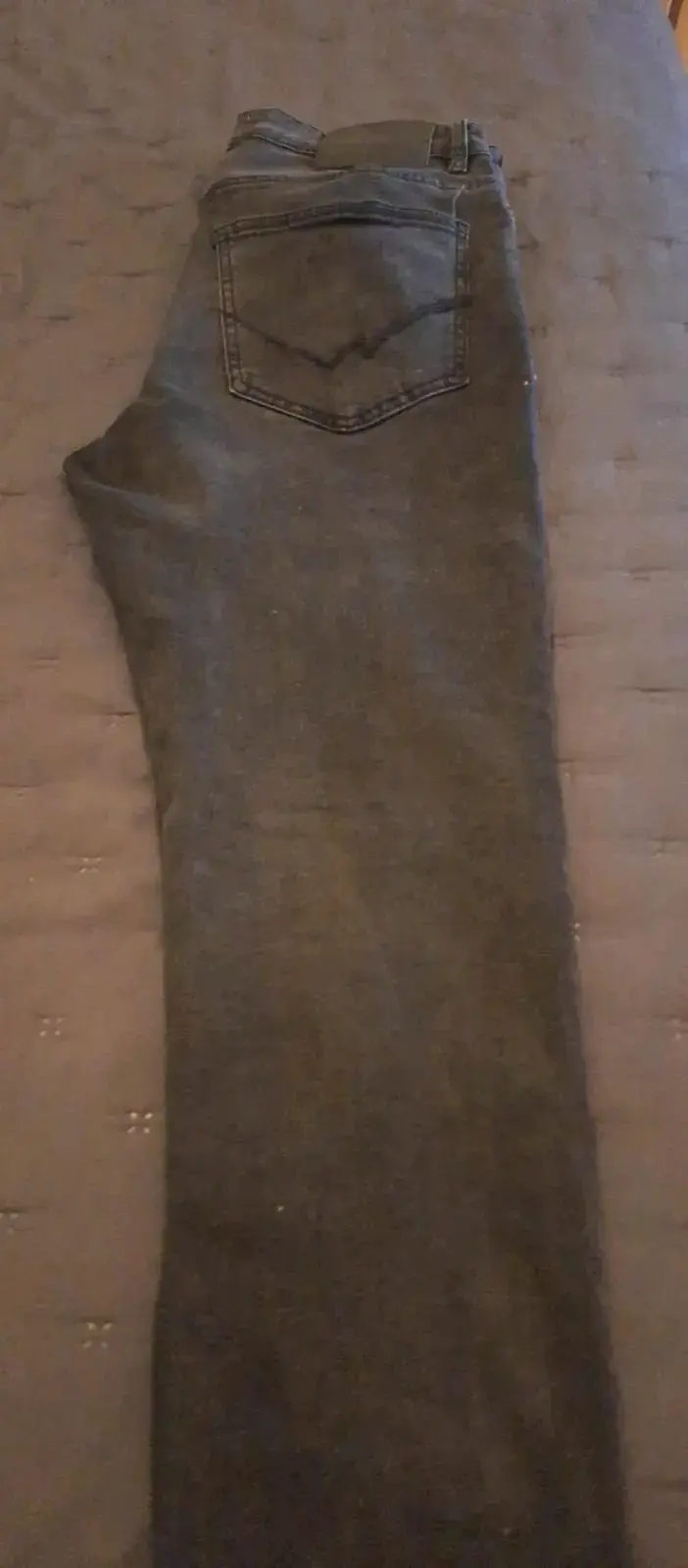 Pantalón jeans gris oscuro