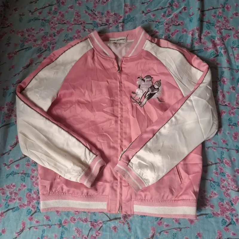 Chaqueta bomber rosa y blanca con bordado y2k - 1