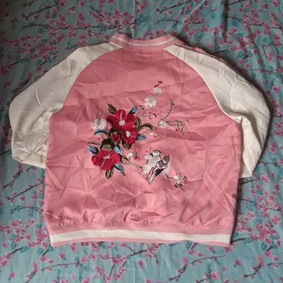 Chaqueta bomber rosa y blanca con bordado y2k - miniatura 2