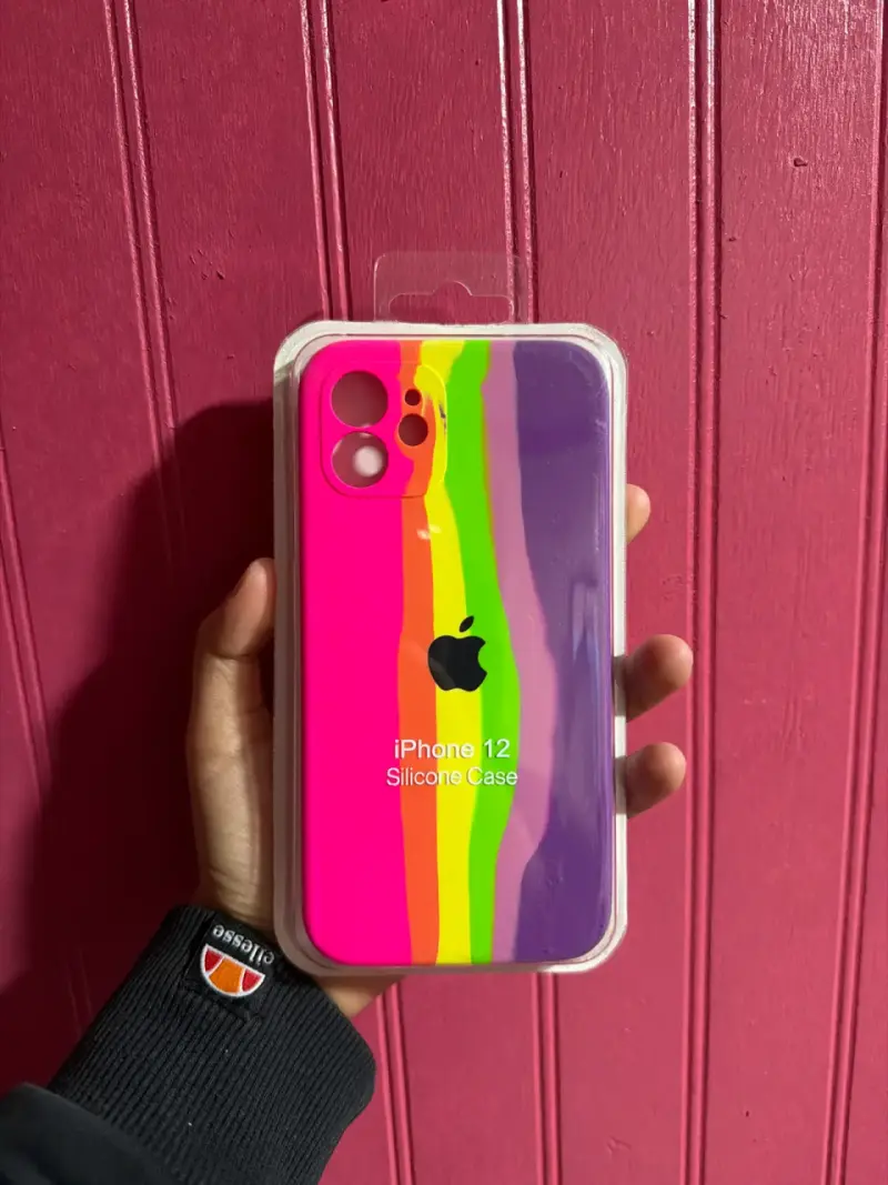 Funda silicona iPhone 12 arcoíris