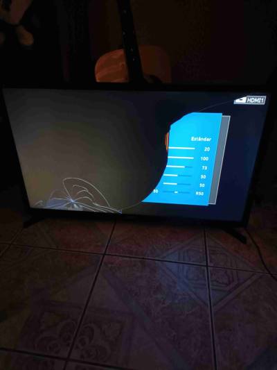 TV Samsung 32” UN32J4000AG para repuesto/reparar - miniatura 1