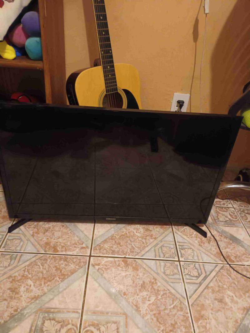 TV Samsung 32” UN32J4000AG para repuesto/reparar - 2