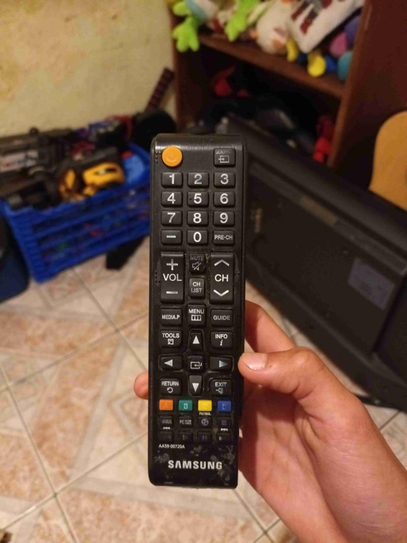 TV Samsung 32” UN32J4000AG para repuesto/reparar - 4