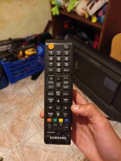TV Samsung 32” UN32J4000AG para repuesto/reparar - miniatura 4