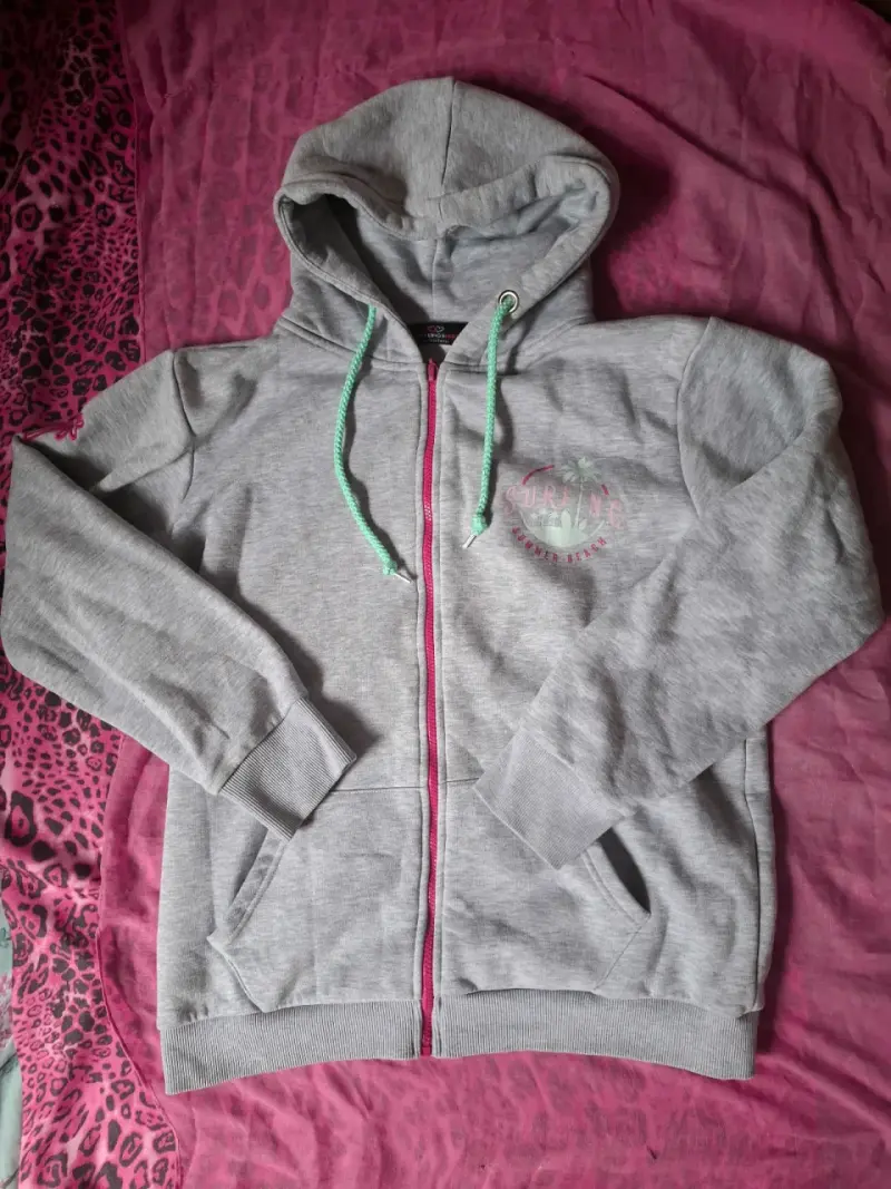 Polerón gris con capucha y detalles fucsia y menta - 1
