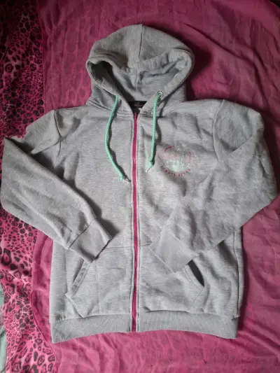 Polerón gris con capucha y detalles fucsia y menta - miniatura 1