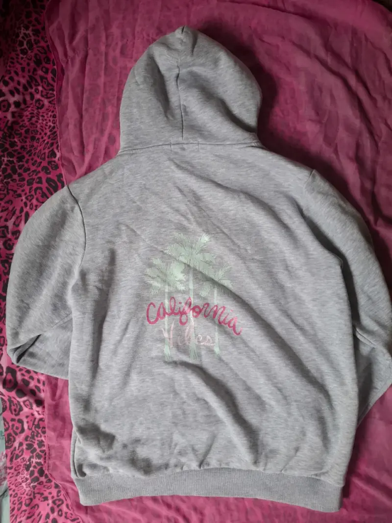 Polerón gris con capucha y detalles fucsia y menta - 2