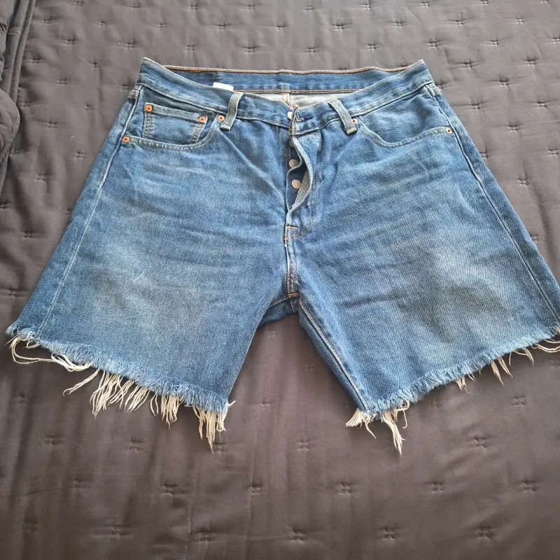 Shorts de mezclilla desgastados